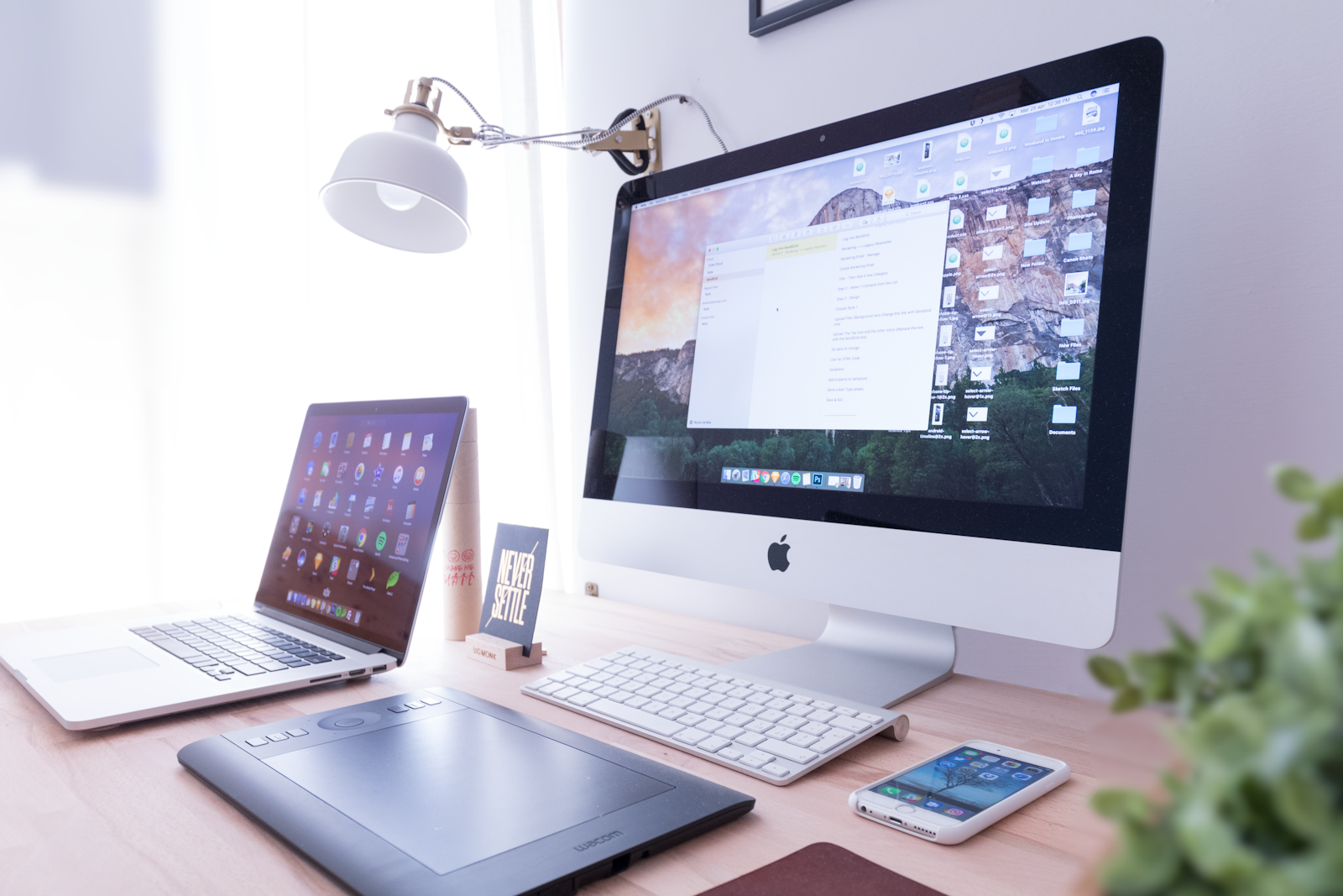 How to Organize a Creative Workstation for Daily Design Work Without Losing Your Clear Desk