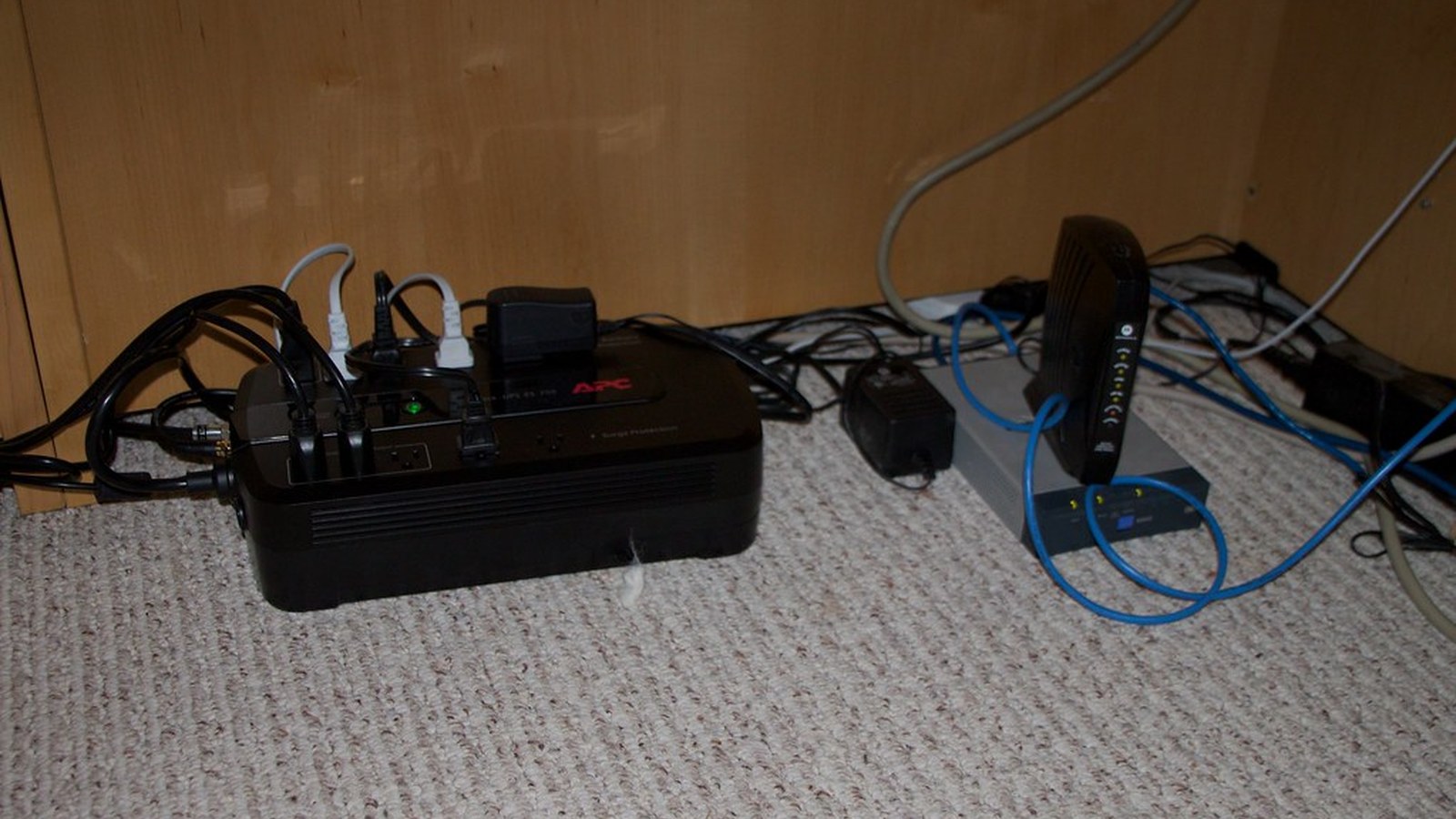 How to Organize a Desk for Two People in One Small Room