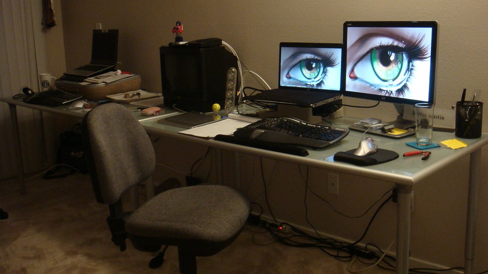 How to Organize a Desk When You Only Have One Power Outlet