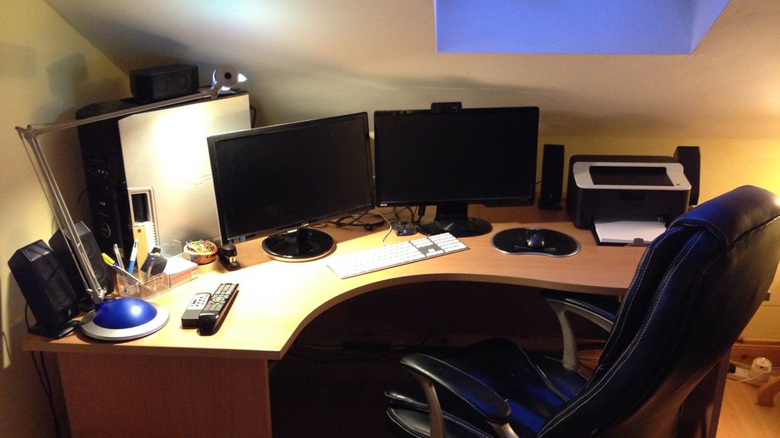 How to Organize a Desk With a Standing Desk Converter Without Losing the Lower Work Zone