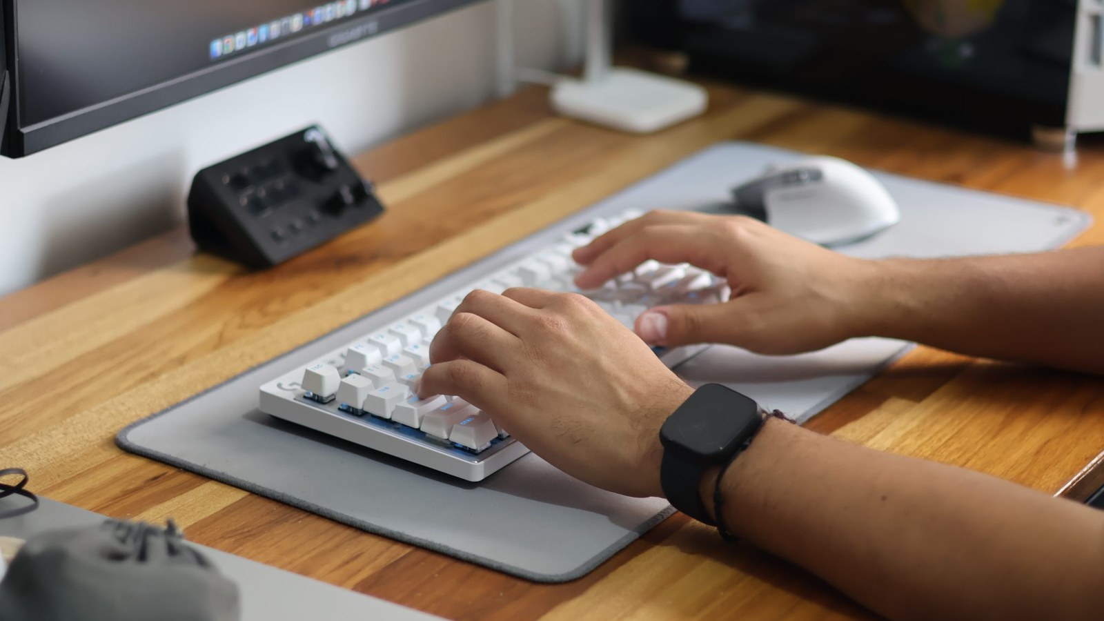 How to Organize a Desk Without Drawers and Still Keep It Functional