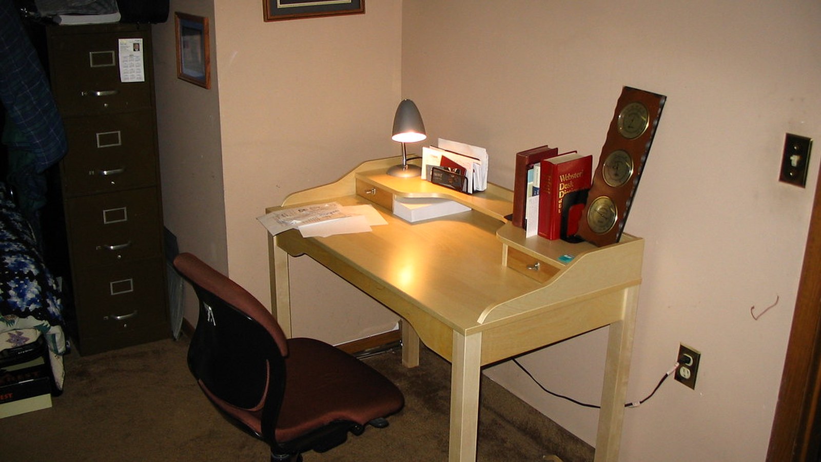 How to Organize a Desk Without Drawers and Still Keep It Clear