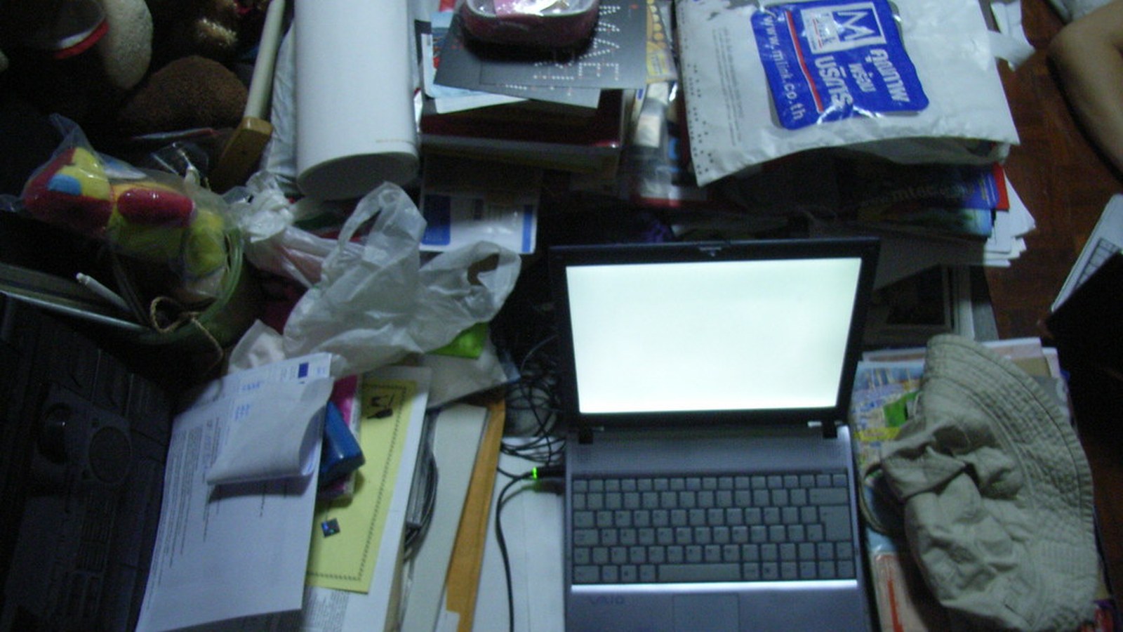 How to Organize a Hot Desk Setup You Can Rebuild in Minutes