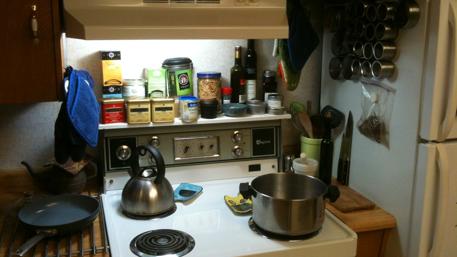 How to Organize a Kitchen Table Workspace You Need to Pack Away Every Day