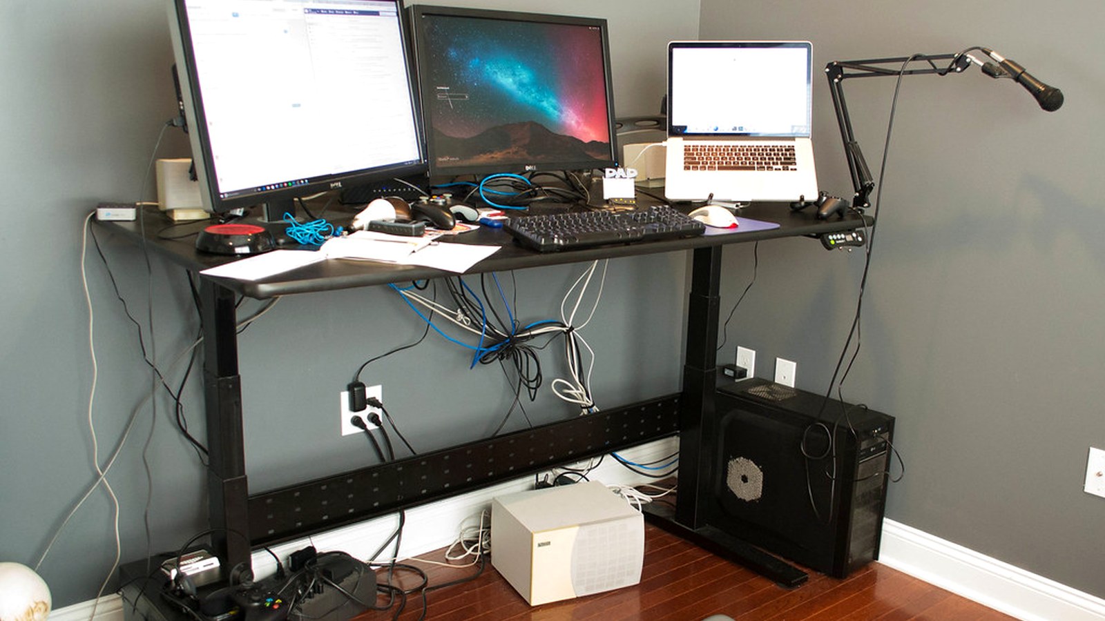 How to Organize a Minimal Developer Desk at Home Without Losing Useful Tools