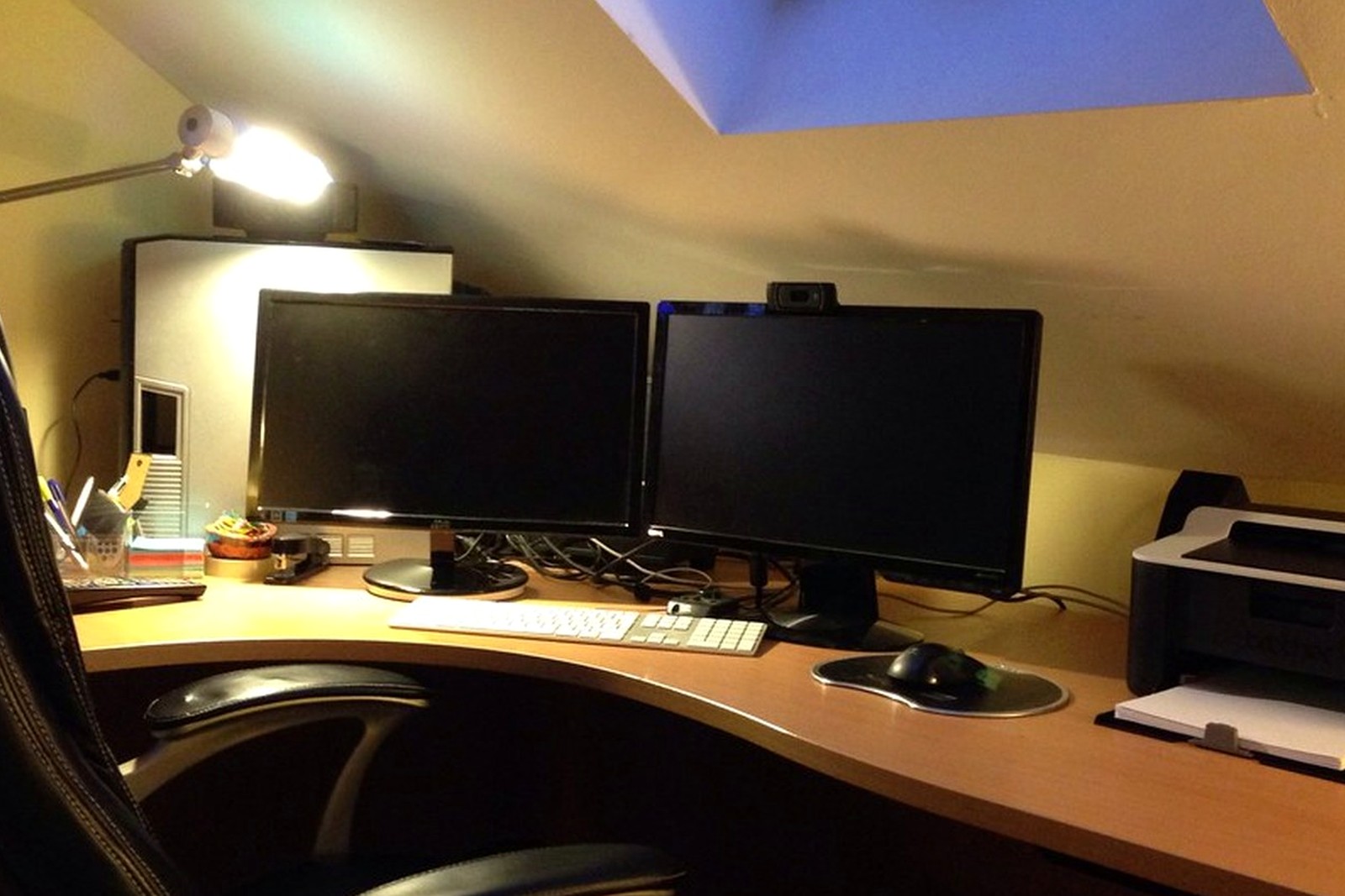 How to Organize a Sit-Stand Workstation Without Gear Sprawl