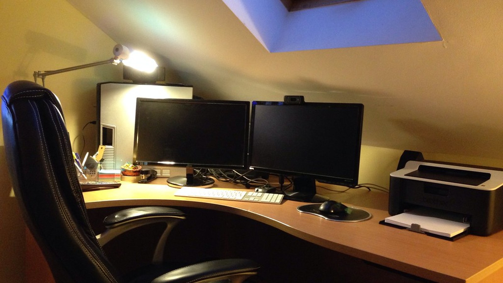 How to Organize a Standing Desk for a Cleaner Daily Workflow
