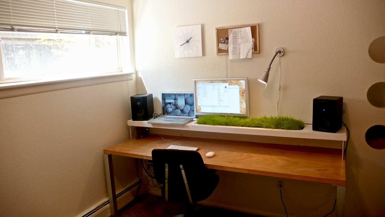 How to Organize a Wall-Mounted Desk for Everyday Use