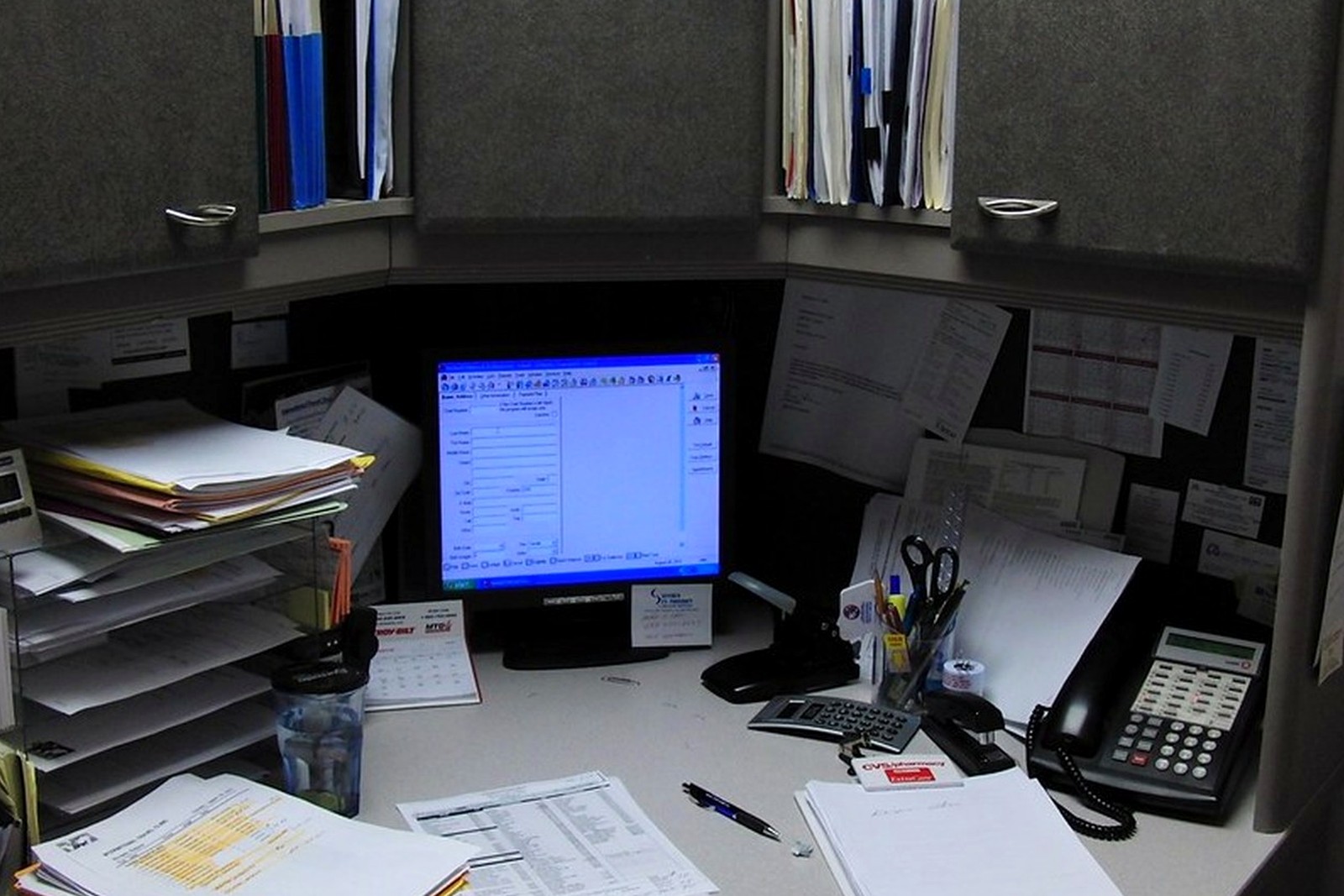 How to Organize an L-Shaped Desk for Better Focus and Flow