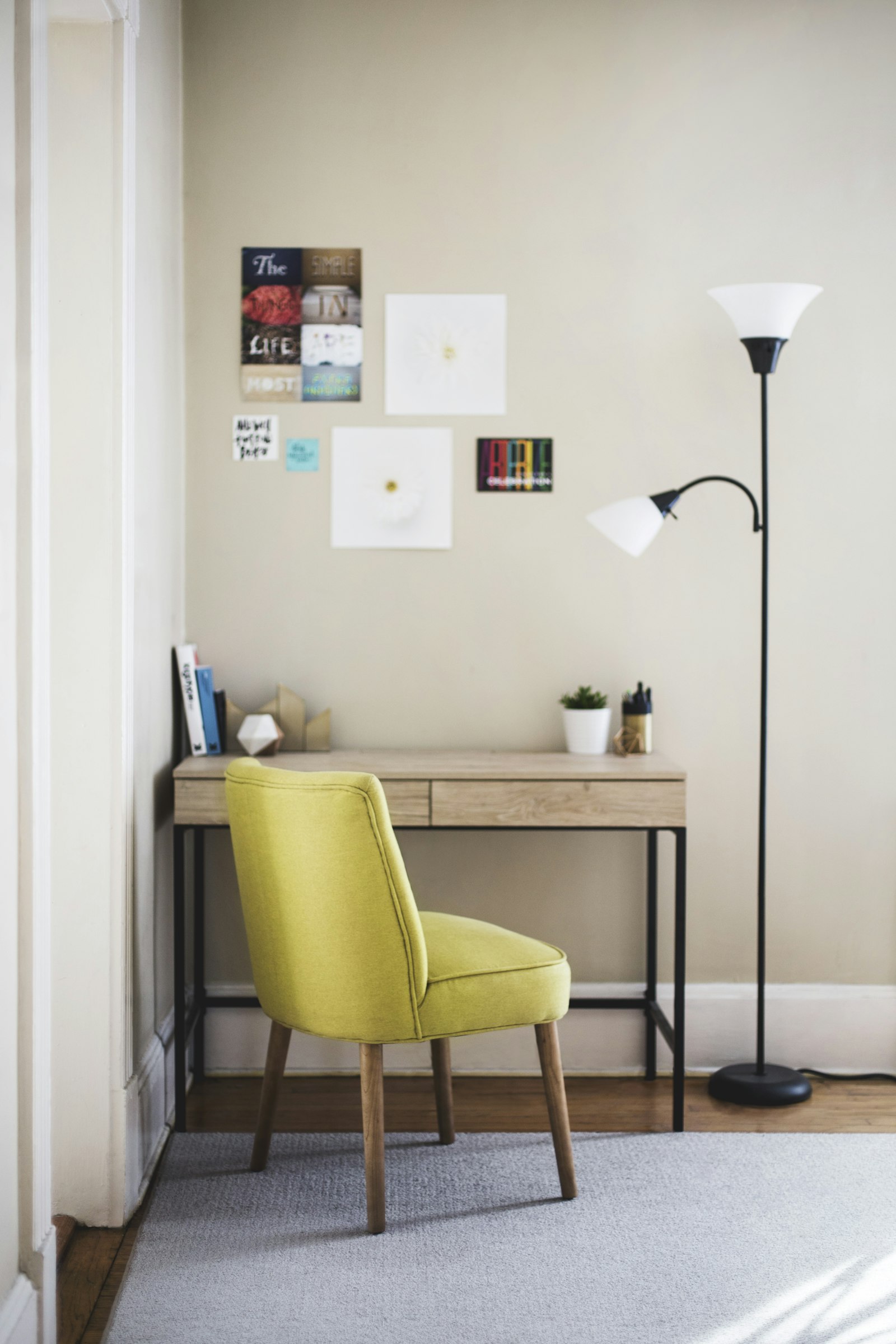 How to Organize Your Workspace When Your Desk Is Too Small