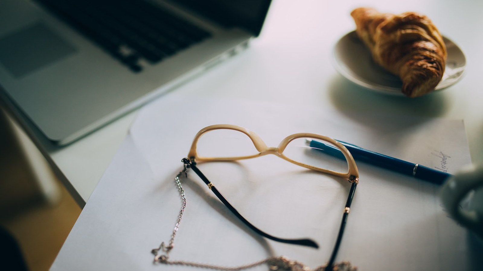 How to Organize Your Workspace When You Keep Working in Piles